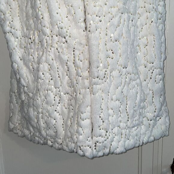 Betsey Johnson white faux fur vest with gold sequins - Picture 3 of 8